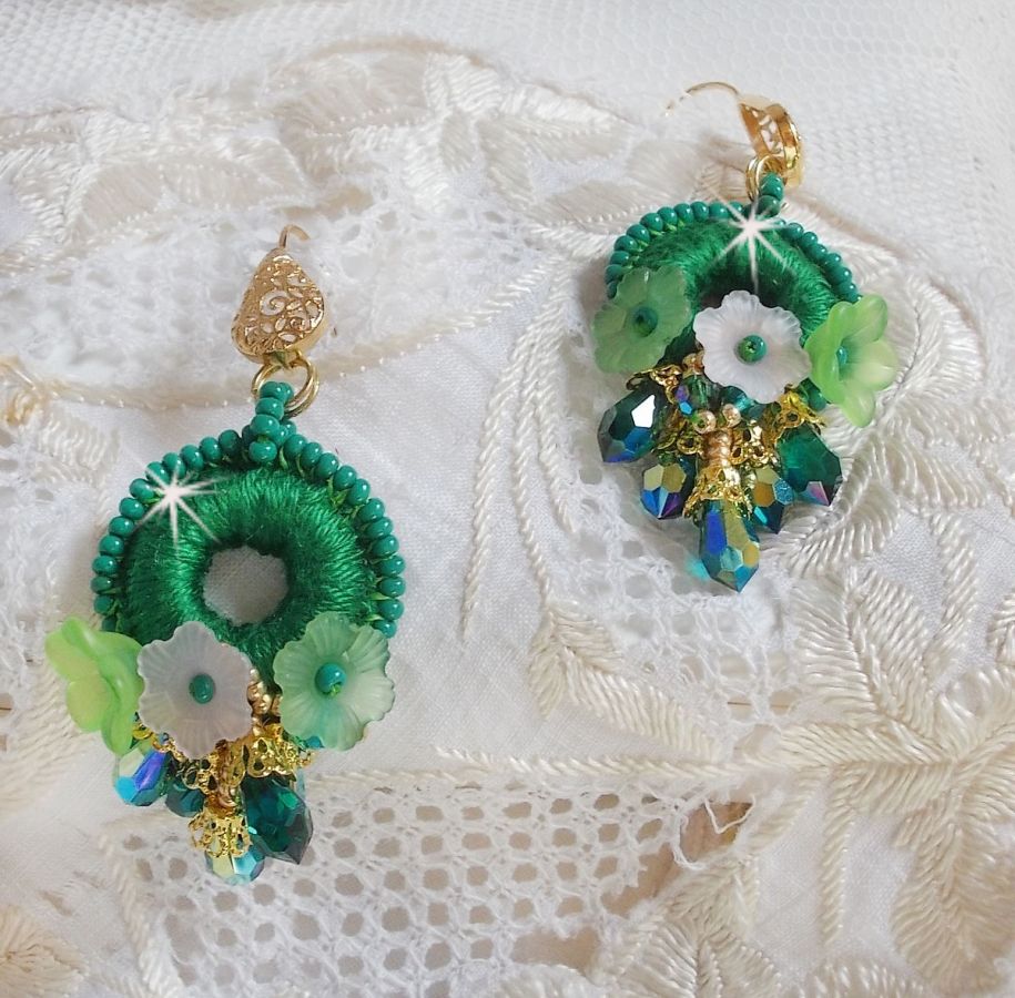 BO Green Iris brodert med smaragdgrønn DMC-bomull og Swarovski-krystalldråper