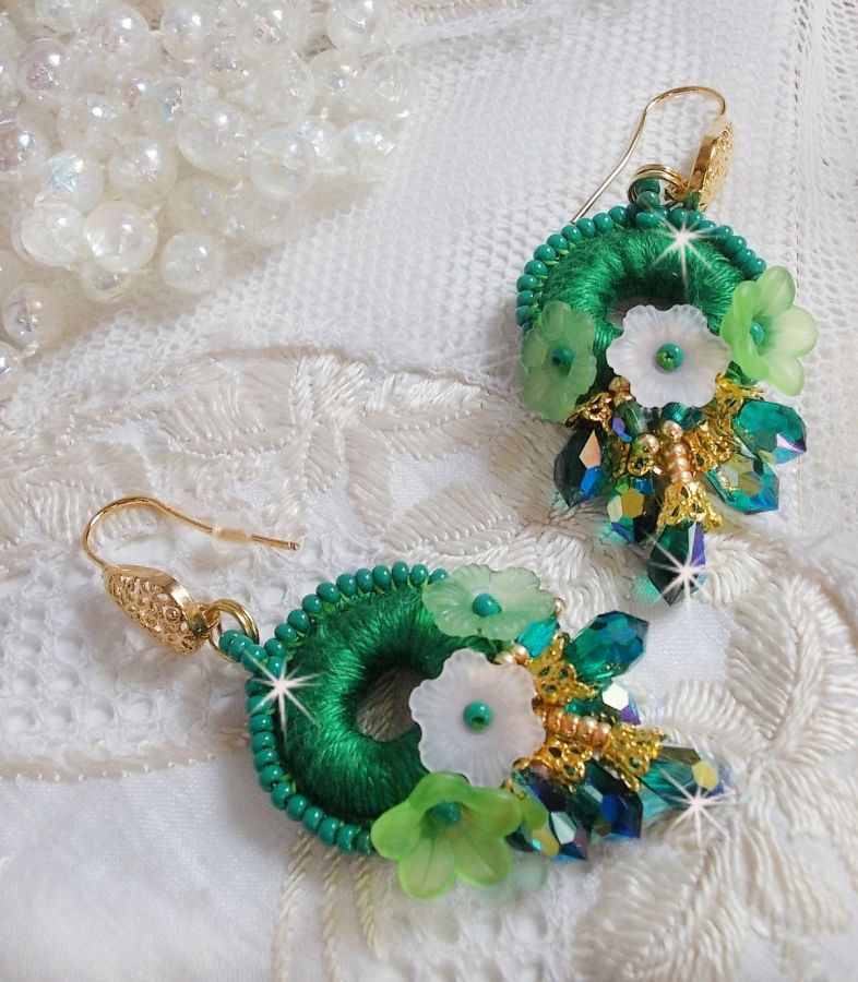 BO Green Iris brodert med smaragdgrønn DMC-bomull og Swarovski-krystalldråper
