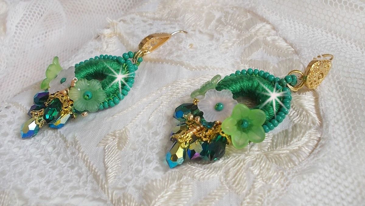 BO Green Iris brodert med smaragdgrønn DMC-bomull og Swarovski-krystalldråper