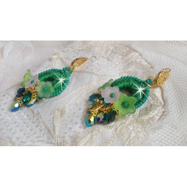 BO Green Iris brodert med smaragdgrønn DMC-bomull og Swarovski-krystalldråper