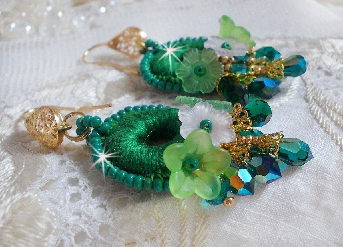 BO Green Iris brodert med smaragdgrønn DMC-bomull og Swarovski-krystalldråper