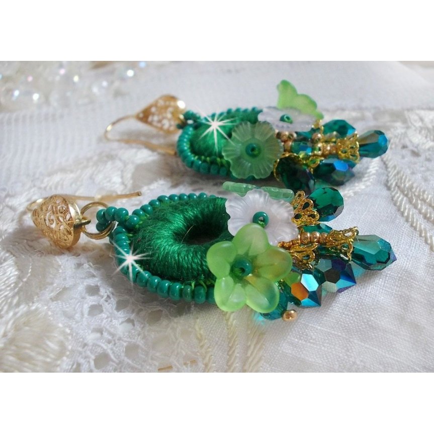 BO Green Iris brodert med smaragdgrønn DMC-bomull og Swarovski-krystalldråper