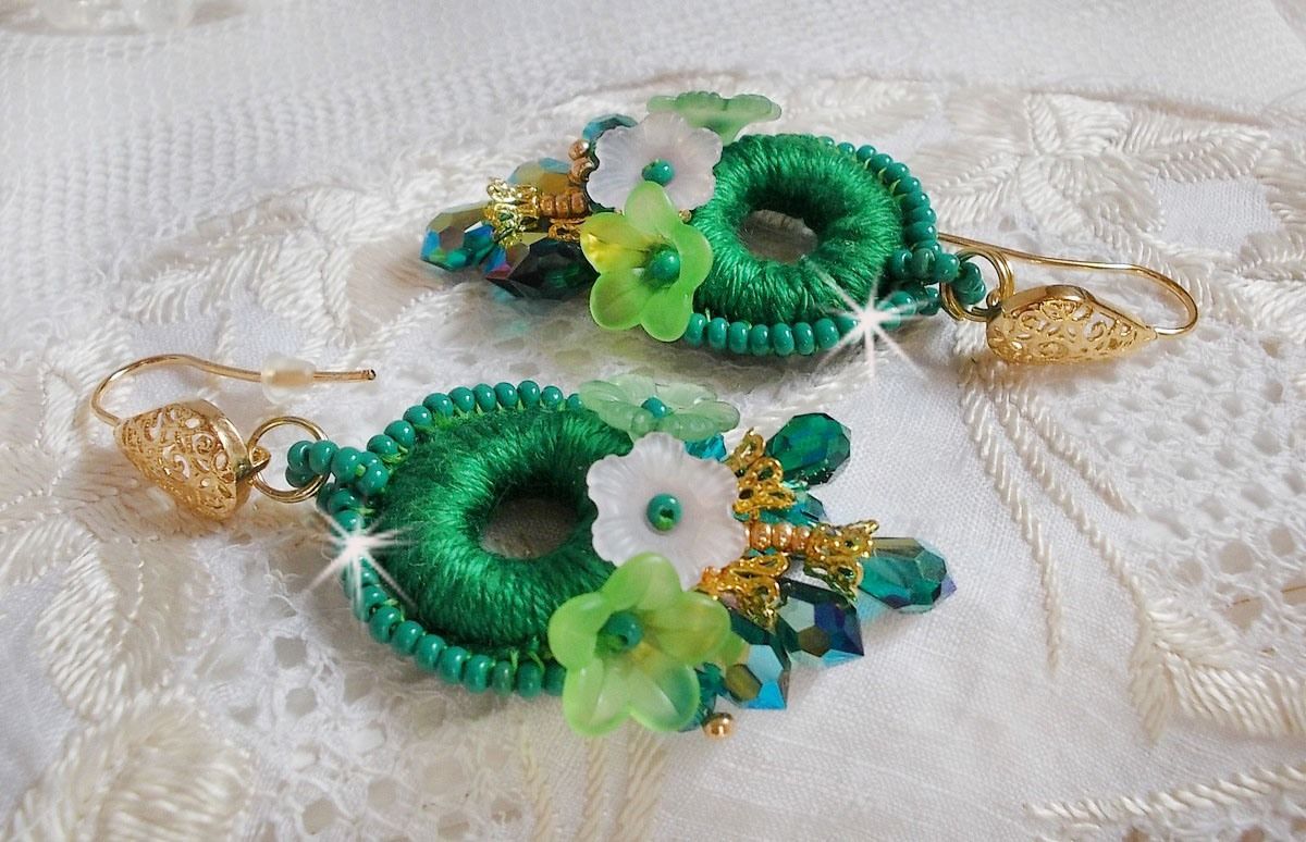 BO Green Iris brodert med smaragdgrønn DMC-bomull og Swarovski-krystalldråper