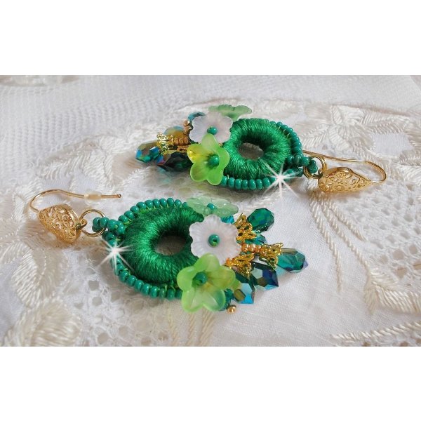 BO Green Iris brodert med smaragdgrønn DMC-bomull og Swarovski-krystalldråper