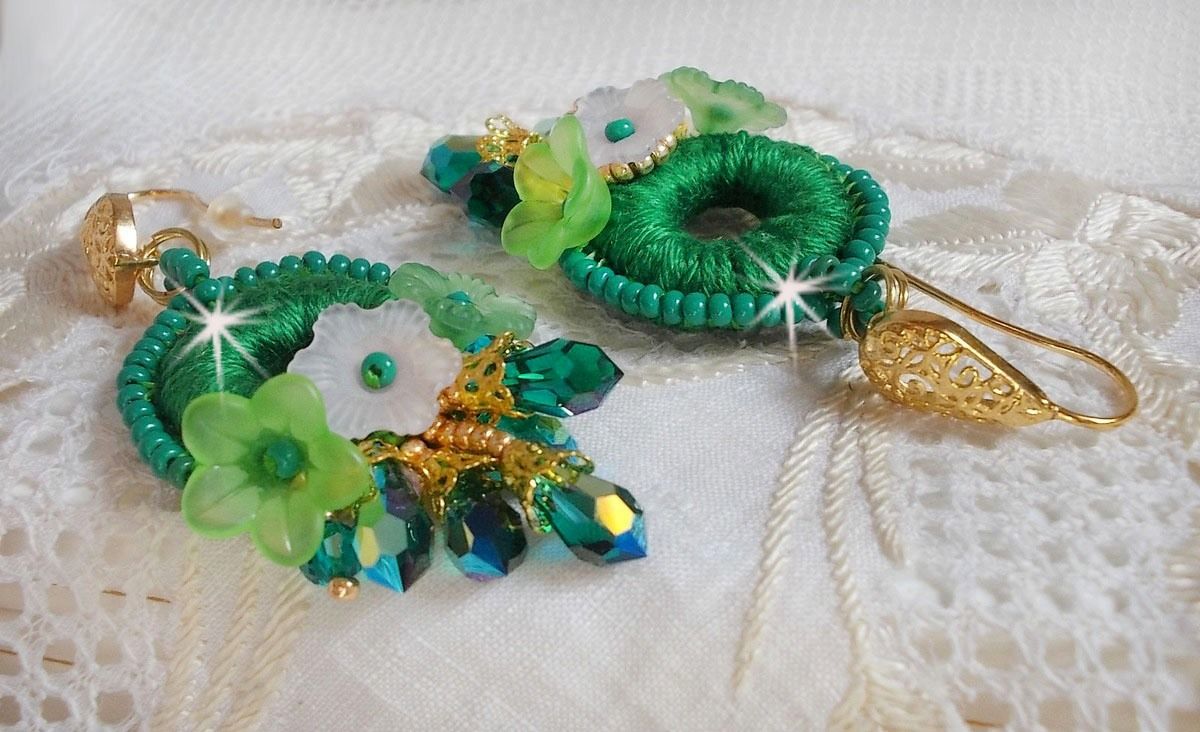 BO Green Iris brodert med smaragdgrønn DMC-bomull og Swarovski-krystalldråper