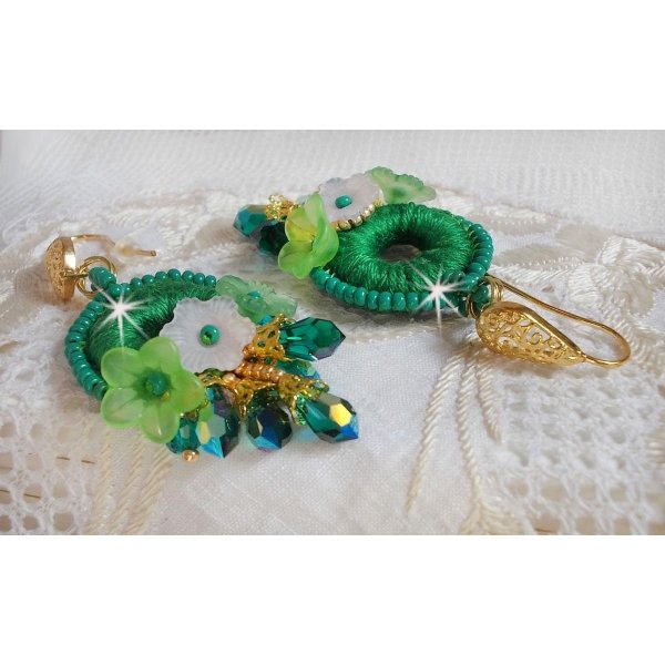 BO Green Iris brodert med smaragdgrønn DMC-bomull og Swarovski-krystalldråper