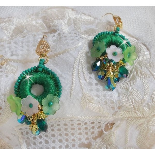 BO Green Iris brodert med smaragdgr&oslash;nn DMC-bomull og Swarovski-krystalldr&aring;per