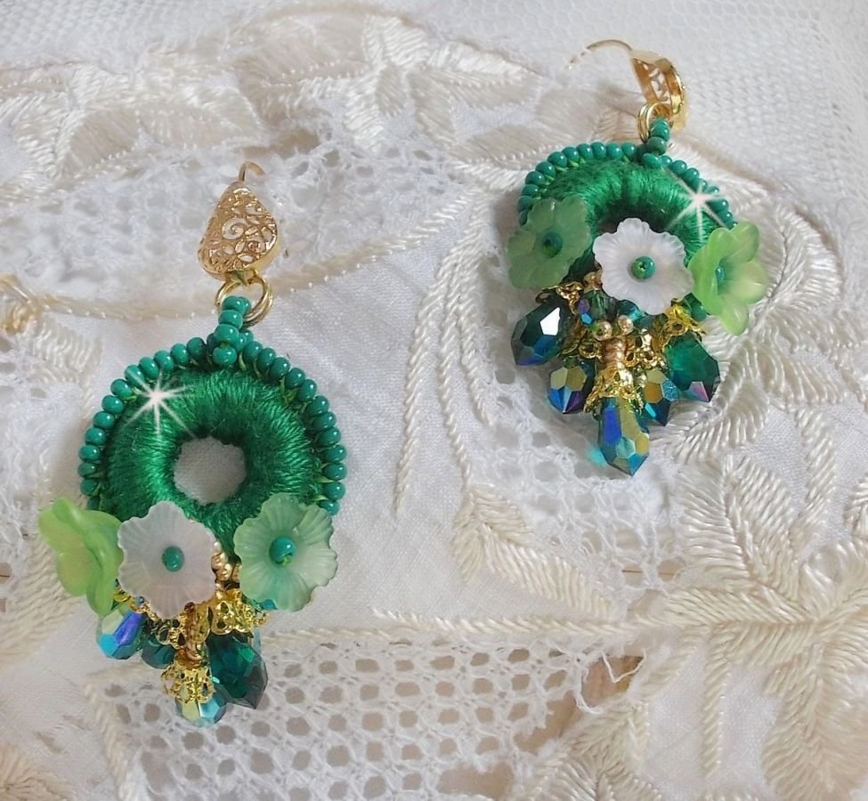 BO Green Iris brodert med smaragdgrønn DMC-bomull og Swarovski-krystalldråper