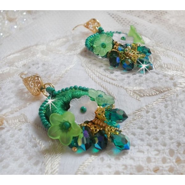 BO Green Iris brodert med smaragdgr&oslash;nn DMC-bomull og Swarovski-krystalldr&aring;per