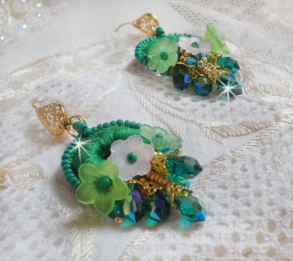 BO Green Iris brodert med smaragdgrønn DMC-bomull og Swarovski-krystalldråper