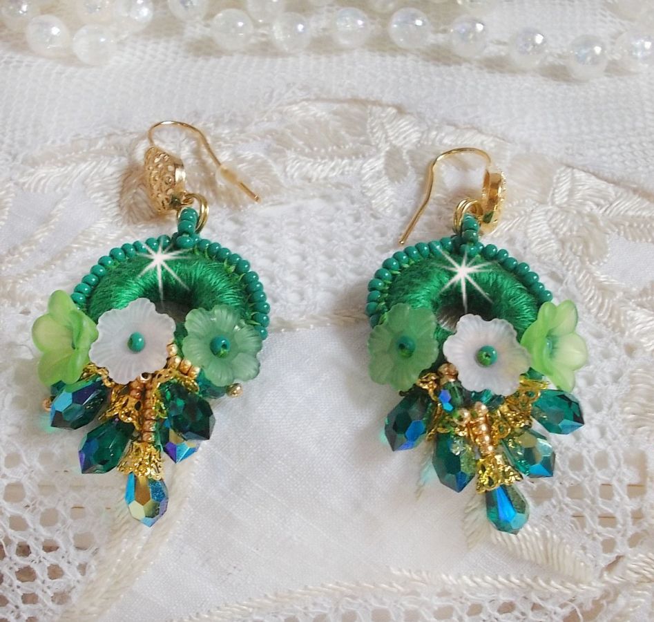 BO Green Iris brodert med smaragdgrønn DMC-bomull og Swarovski-krystalldråper