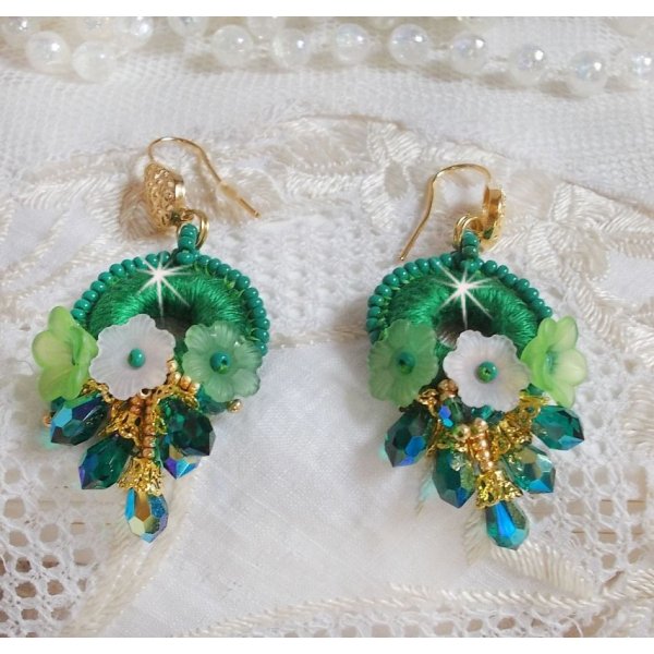 BO Green Iris brodert med smaragdgr&oslash;nn DMC-bomull og Swarovski-krystalldr&aring;per