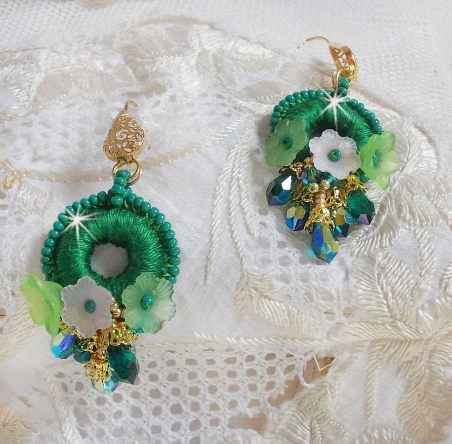 BO Green Iris brodert med smaragdgrønn DMC-bomull og Swarovski-krystalldråper