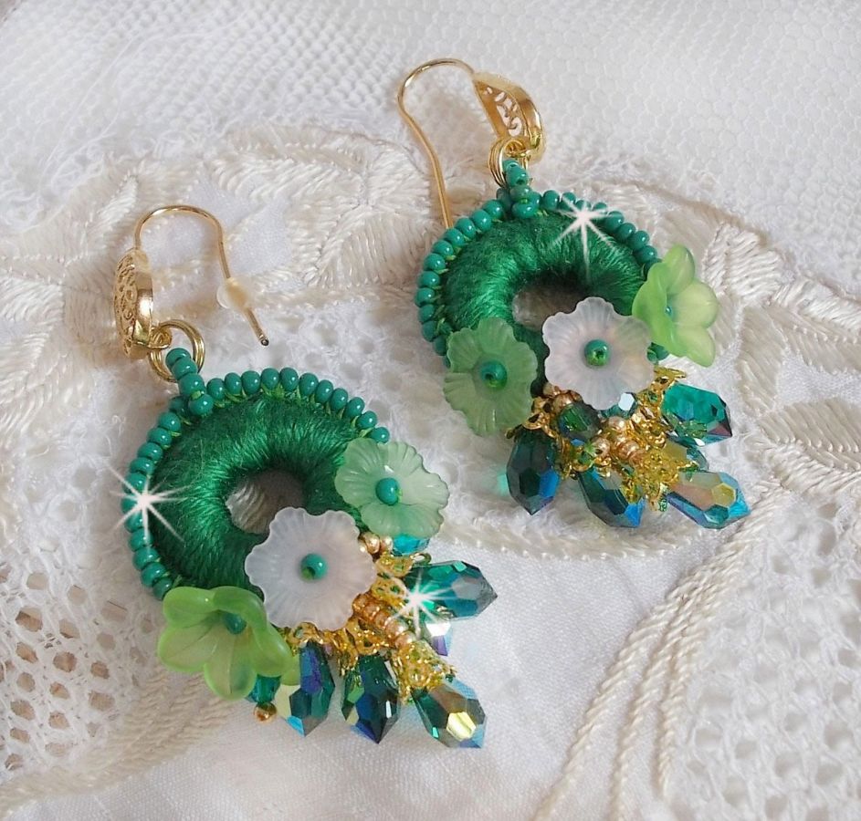 BO Green Iris brodert med smaragdgrønn DMC-bomull og Swarovski-krystalldråper
