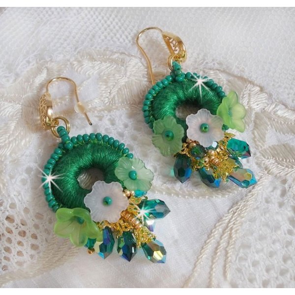 BO Green Iris brodert med smaragdgr&oslash;nn DMC-bomull og Swarovski-krystalldr&aring;per