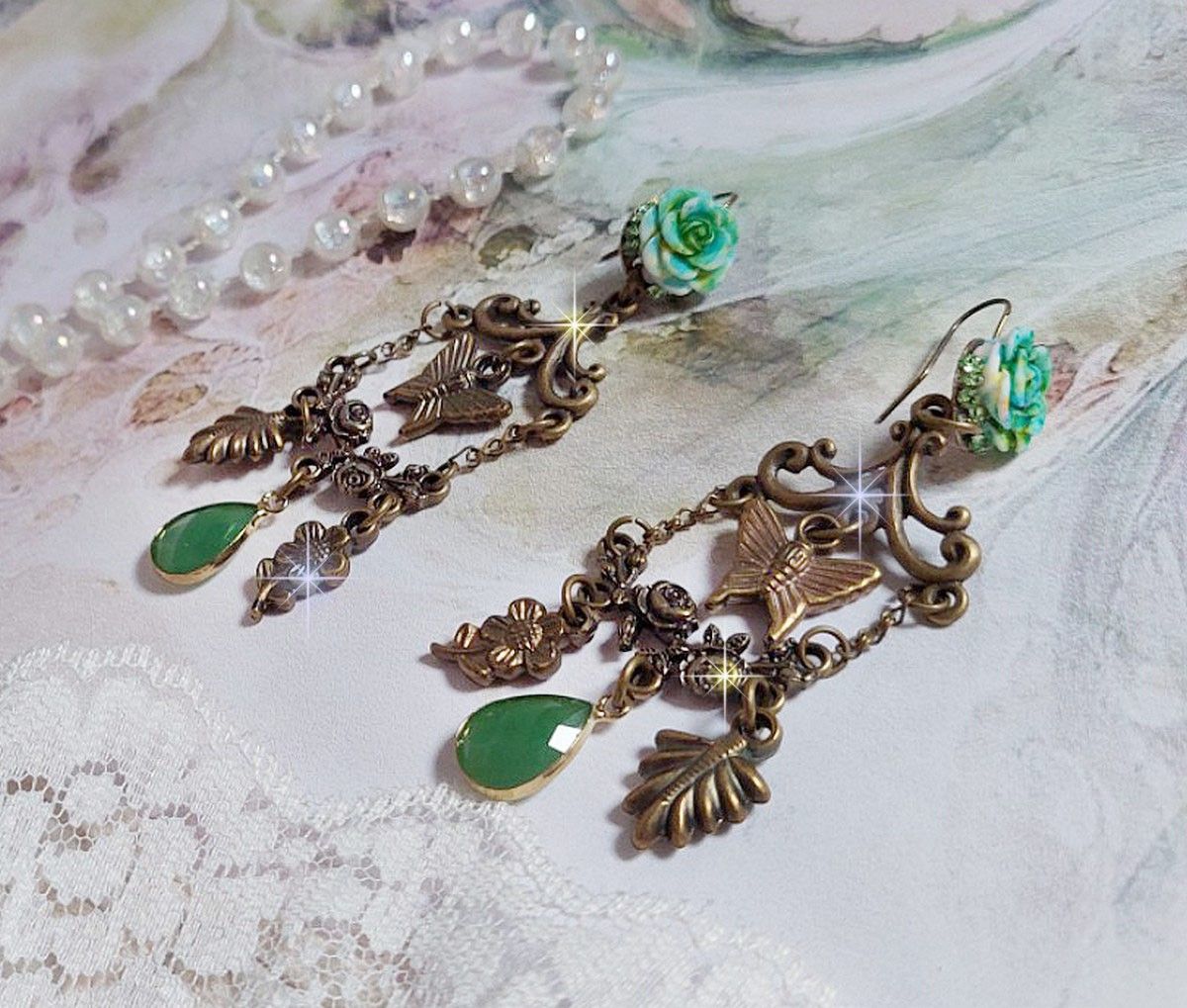 BO Green Palace laget med krystaller, charms, stempler, rosa harpiks cabochons og fasetterte glass anheng