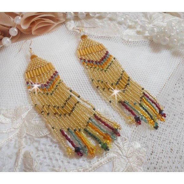 BO Happy Summer skapt med Miyuki Delicas fr&oslash;perler, PureCrystal-r&oslash;r og krystaller med 14 karat gullfylte kroker.