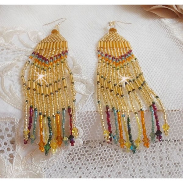 BO Happy Summer skapt med Miyuki Delicas fr&oslash;perler, PureCrystal-r&oslash;r og krystaller med 14 karat gullfylte kroker.