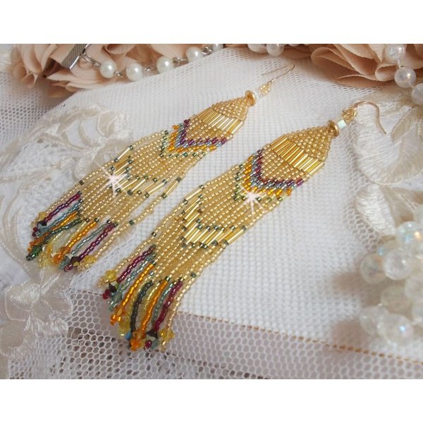 BO Happy Summer skapt med Miyuki Delicas fr&oslash;perler, PureCrystal-r&oslash;r og krystaller med 14 karat gullfylte kroker.