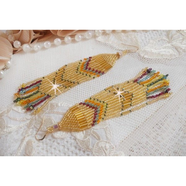 BO Happy Summer skapt med Miyuki Delicas fr&oslash;perler, PureCrystal-r&oslash;r og krystaller med 14 karat gullfylte kroker.