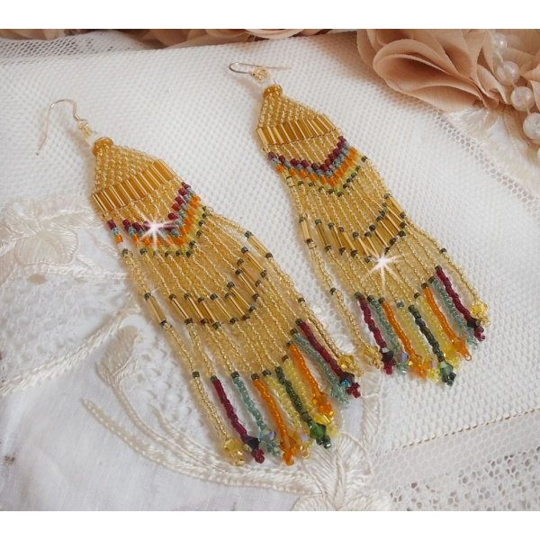 BO Happy Summer skapt med Miyuki Delicas fr&oslash;perler, PureCrystal-r&oslash;r og krystaller med 14 karat gullfylte kroker.