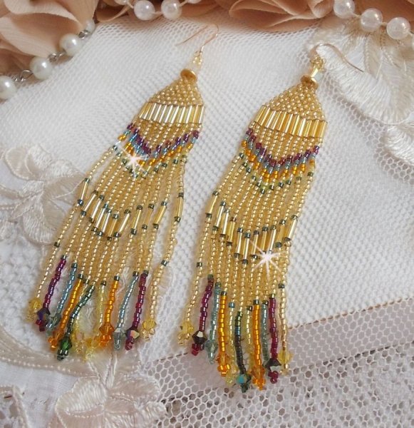 BO Happy Summer skapt med Miyuki Delicas fr&oslash;perler, PureCrystal-r&oslash;r og krystaller med 14 karat gullfylte kroker.