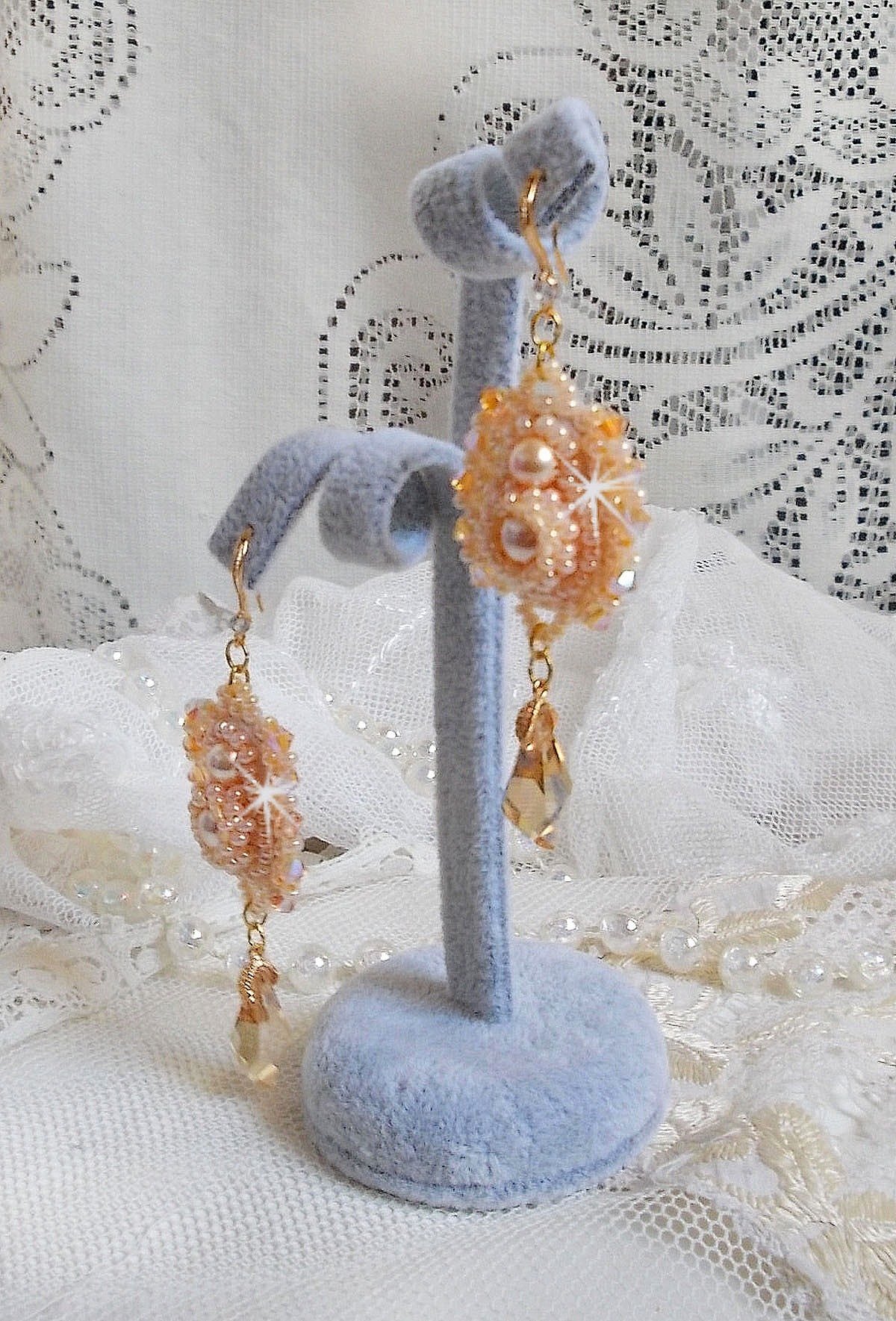 BO Idylle Beauty brodert med Swarovski-krystaller, gullbelagt tilbehør og frøperler.