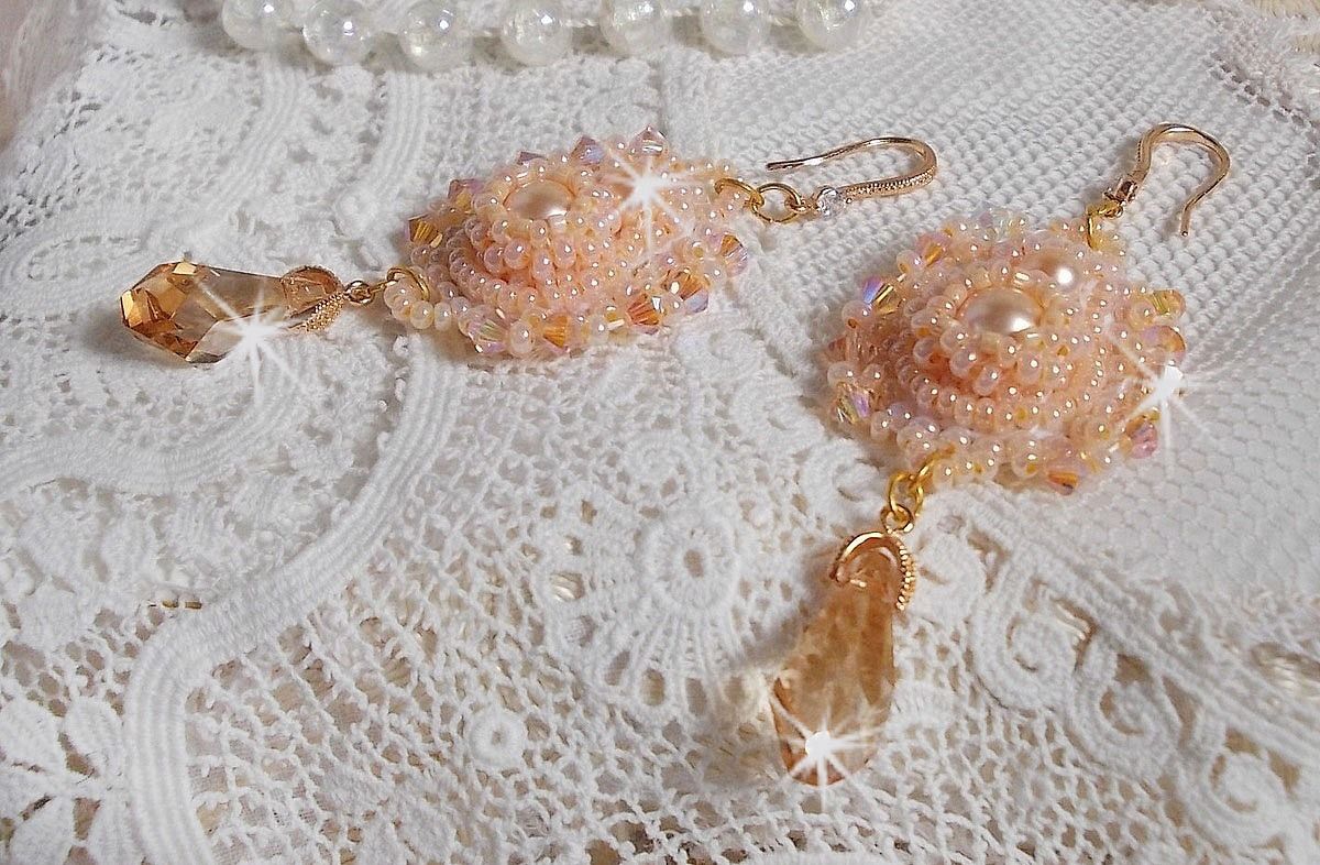 BO Idylle Beauty brodert med Swarovski-krystaller, gullbelagt tilbehør og frøperler.