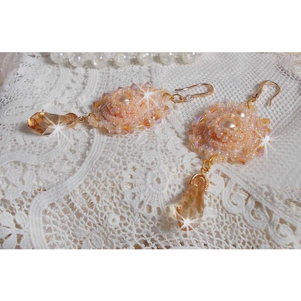 BO Idylle Beauty brodert med Swarovski-krystaller, gullbelagt tilbehør og frøperler.