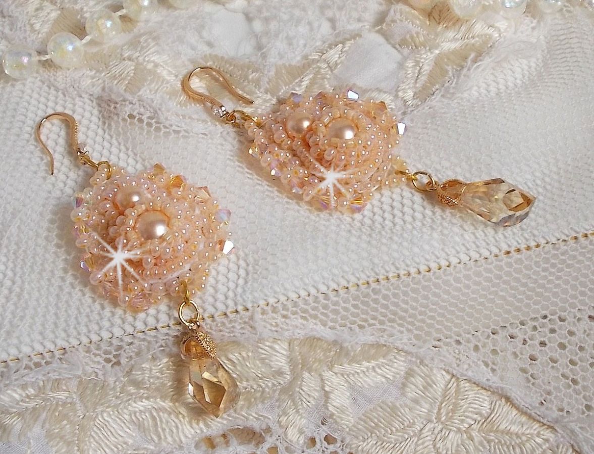 BO Idylle Beauty brodert med Swarovski-krystaller, gullbelagt tilbehør og frøperler.