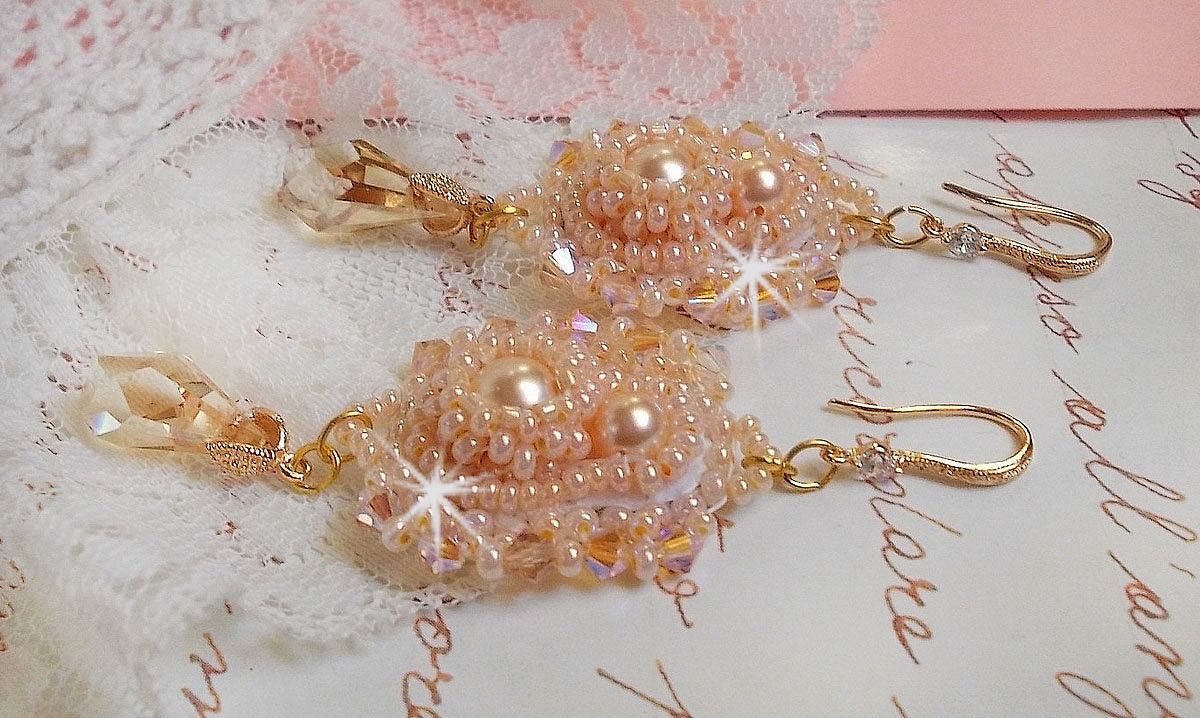 BO Idylle Beauty brodert med Swarovski-krystaller, gullbelagt tilbehør og frøperler.