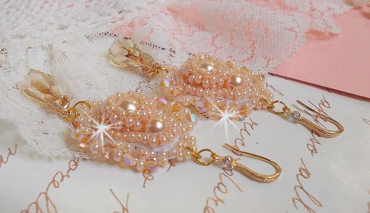 BO Idylle Beauty brodert med Swarovski-krystaller, gullbelagt tilbehør og frøperler.