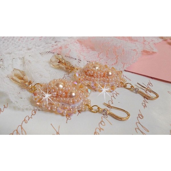 BO Idylle Beauty brodert med Swarovski-krystaller, gullbelagt tilbehør og frøperler.