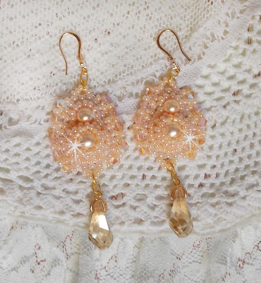 BO Idylle Beauty brodert med Swarovski-krystaller, gullbelagt tilbehør og frøperler.
