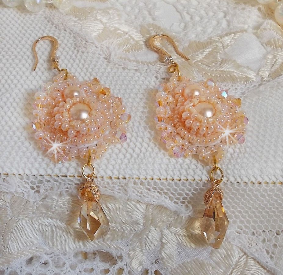 BO Idylle Beauty brodert med Swarovski-krystaller, gullbelagt tilbehør og frøperler.