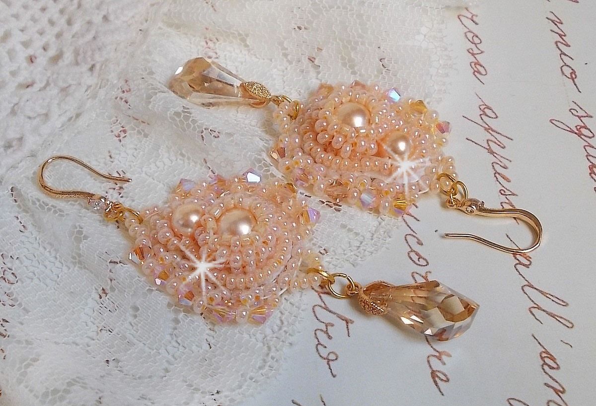 BO Idylle Beauty brodert med Swarovski-krystaller, gullbelagt tilbehør og frøperler.
