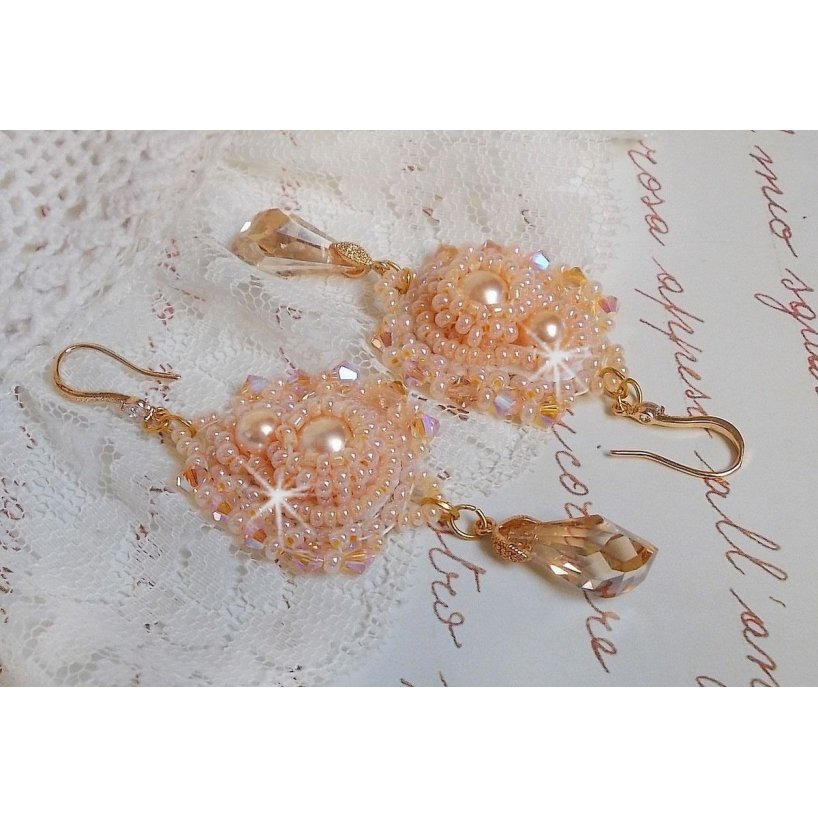 BO Idylle Beauty brodert med Swarovski-krystaller, gullbelagt tilbehør og frøperler.