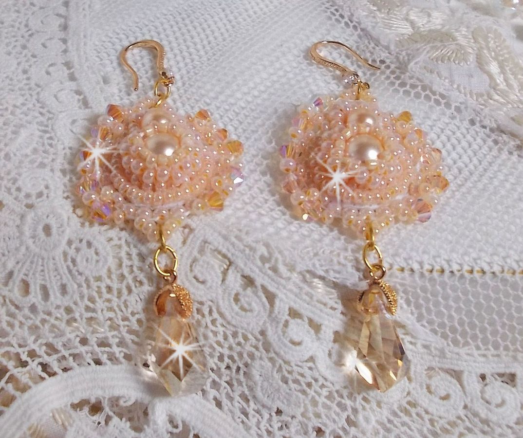 BO Idylle Beauty brodert med Swarovski-krystaller, gullbelagt tilbehør og frøperler.