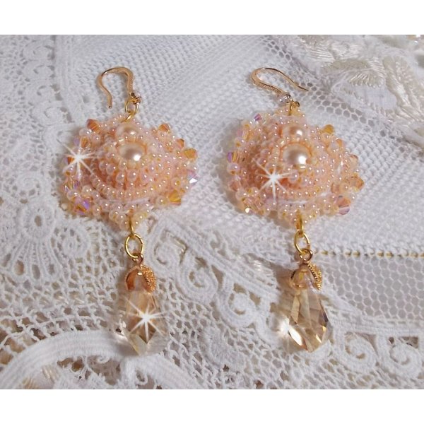 BO Idylle Beauty brodert med Swarovski-krystaller, gullbelagt tilbeh&oslash;r og fr&oslash;perler.