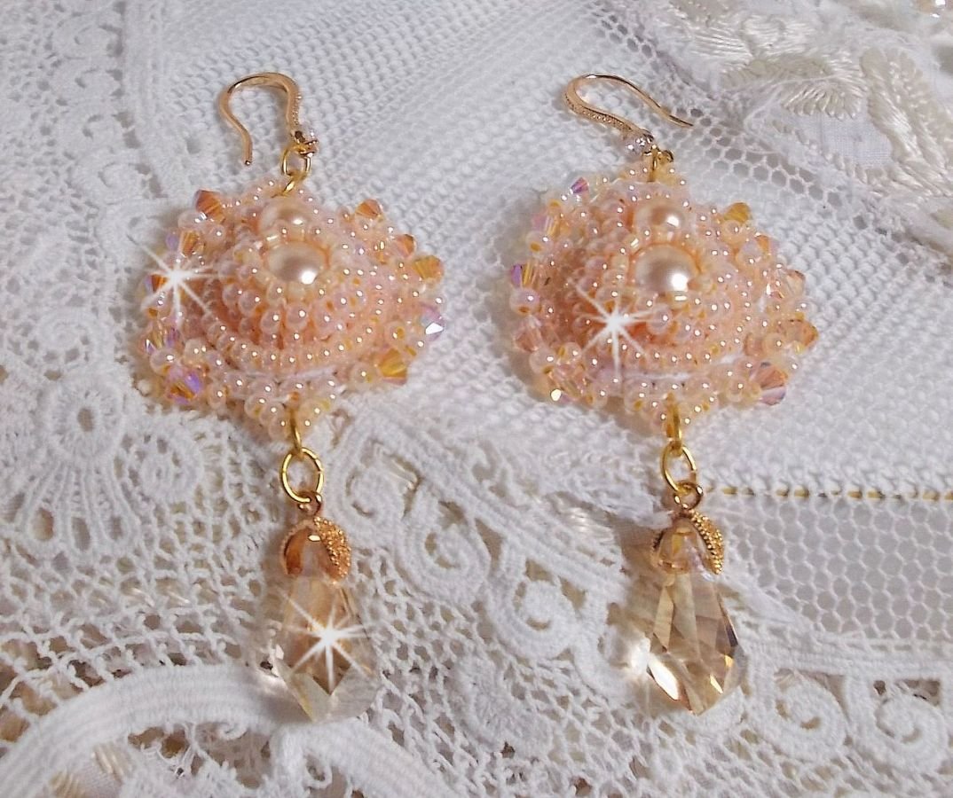 BO Idylle Beauty brodert med Swarovski-krystaller, gullbelagt tilbehør og frøperler.