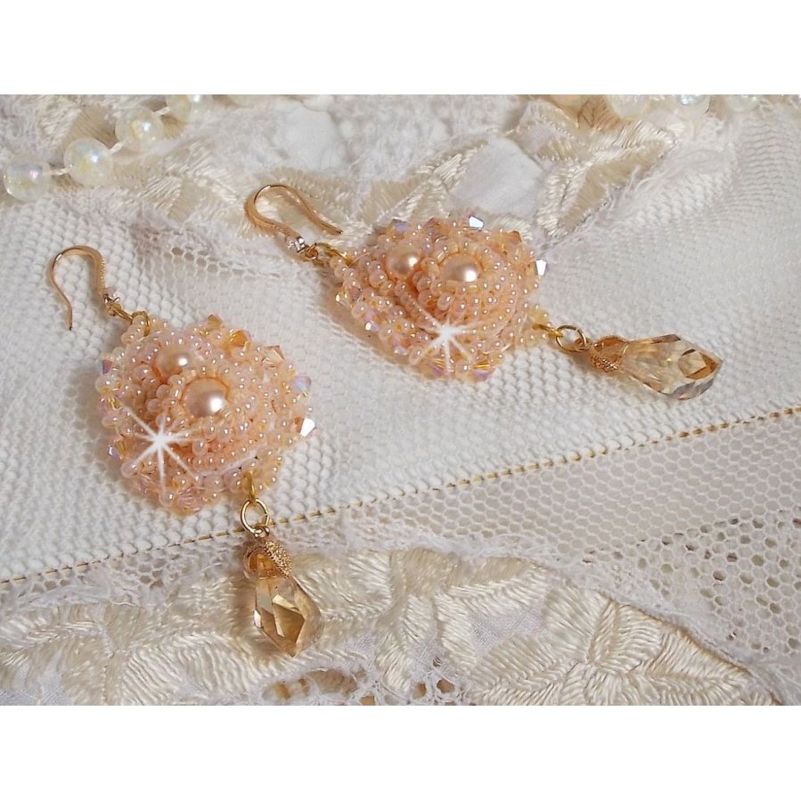 BO Idylle Beauty brodert med Swarovski-krystaller, gullbelagt tilbehør og frøperler.