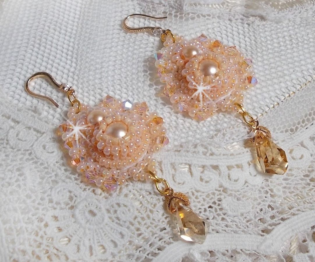 BO Idylle Beauty brodert med Swarovski-krystaller, gullbelagt tilbehør og frøperler.