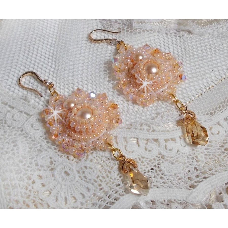 BO Idylle Beauty brodert med Swarovski-krystaller, gullbelagt tilbehør og frøperler.
