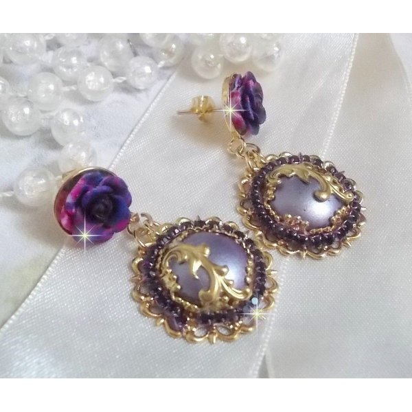 BO Illusions Merveilleuses cr&eacute;&eacute;es avec des cabochons mauve en verre, des entretoises dor&eacute;es et strass&eacute;es de couleur Am&eacute;thyste, estampes filigran&eacute;es, clous d'oreilles dor&eacute;es