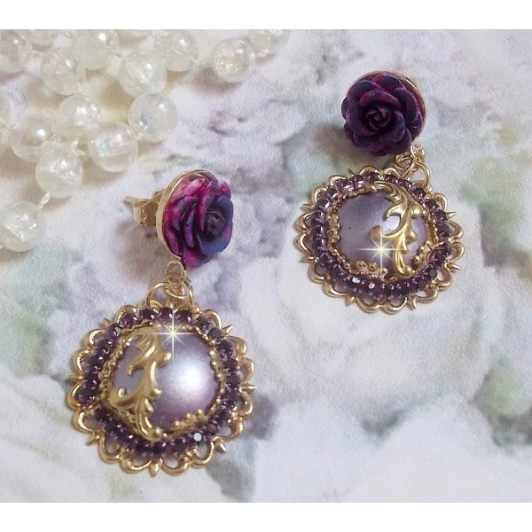 BO Illusions Merveilleuses cr&eacute;&eacute;es avec des cabochons mauve en verre, des entretoises dor&eacute;es et strass&eacute;es de couleur Am&eacute;thyste, estampes filigran&eacute;es, clous d'oreilles dor&eacute;es