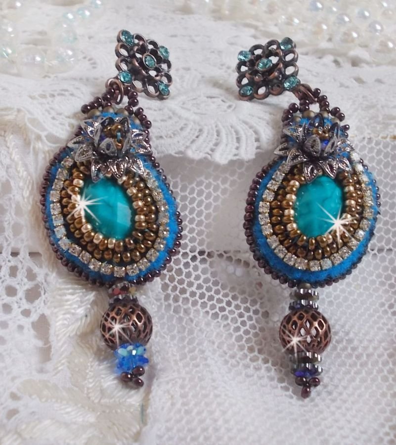BO Ilycia Charming brodert med to turkisgrønne fasetterte cabochoner og Swarovski-krystaller