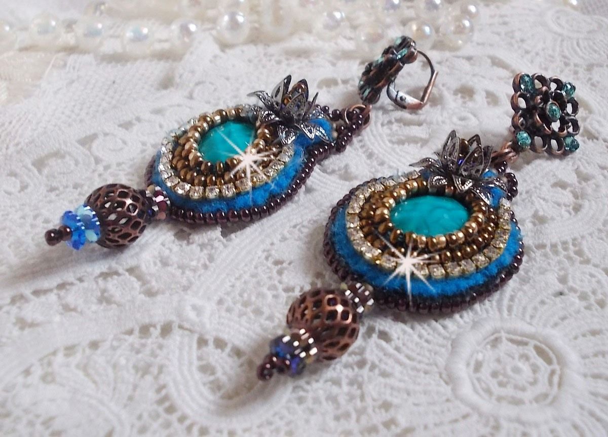 BO Ilycia Charming brodert med to turkisgrønne fasetterte cabochoner og Swarovski-krystaller