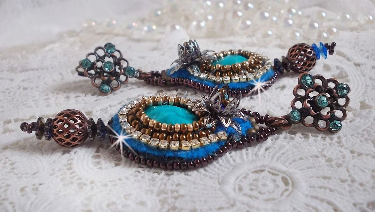 BO Ilycia Charming brodert med to turkisgrønne fasetterte cabochoner og Swarovski-krystaller
