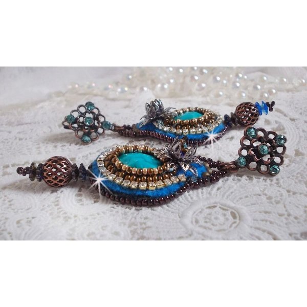 BO Ilycia Charming brodert med to turkisgrønne fasetterte cabochoner og Swarovski-krystaller