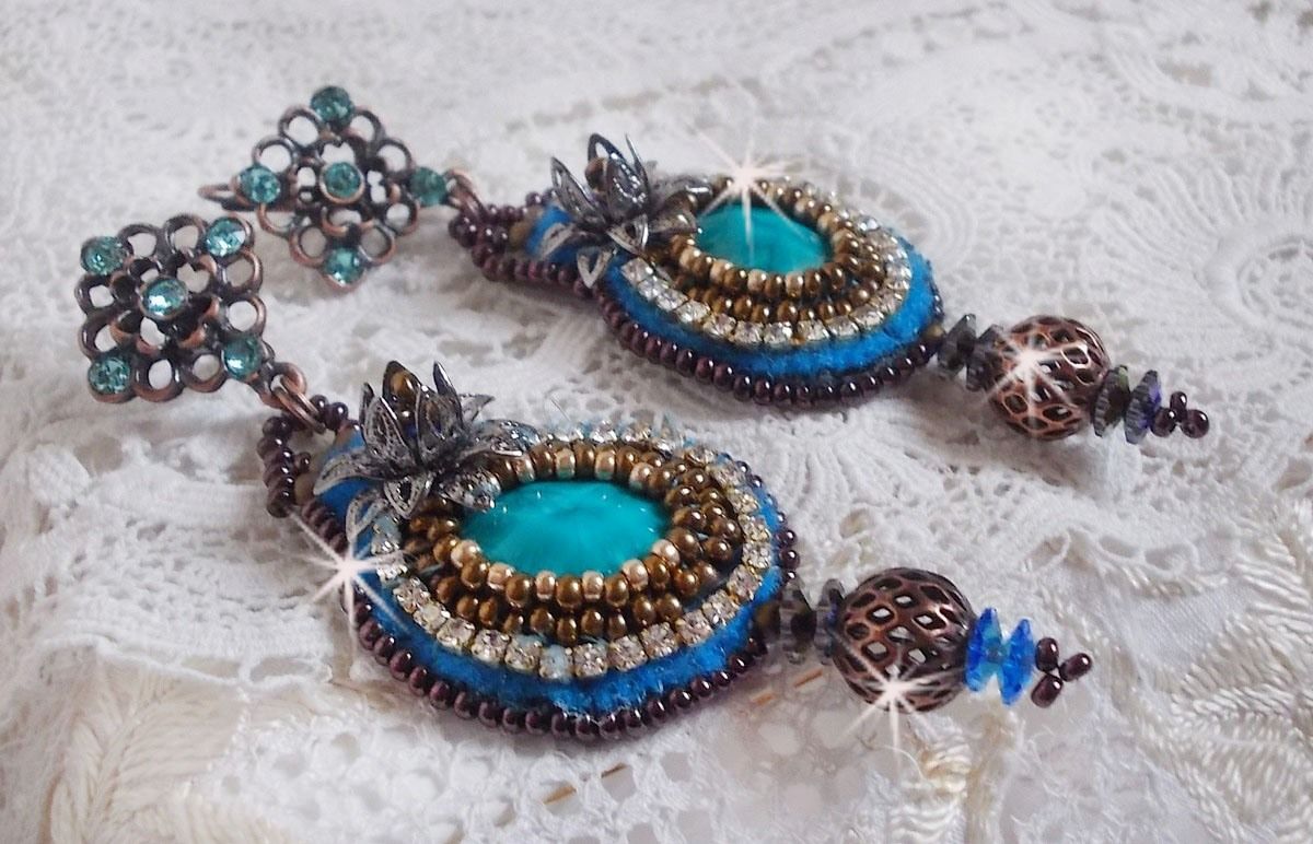 BO Ilycia Charming brodert med to turkisgrønne fasetterte cabochoner og Swarovski-krystaller